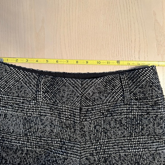 Express Shorts - Picture 4 of 9